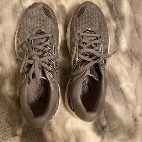 Slightly used Brooks Adrenaline GTS 19 - Picture 2 of 5